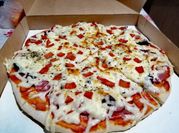 Una foto de pizza de queso y peperoni