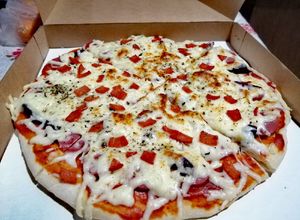 Una foto de Pizza de jamón, aceituna y peperoni