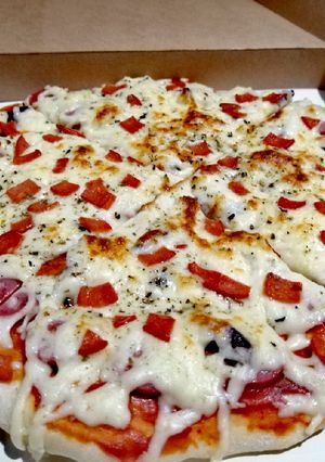 Una foto de Pizza de jamón, aceituna y peperoni