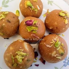 A picture of Besan ladoo.