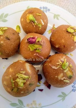 A picture of Besan ladoo.