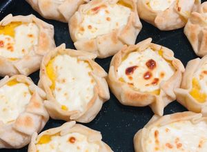 Una foto de Canastitas de zapallo y queso