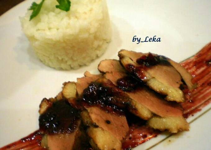 Утка в маринаде с чили и брусничным соусом