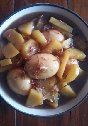 Foto resep Semur kentang telor sederhana