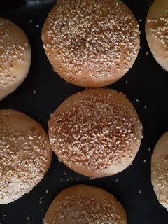 صورة لوصفة قرص طريه بحشوة الجبنه بالسمسم😍