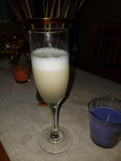 Una foto de Pisco sour con azúcar flor