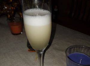 Una foto de Pisco sour con azúcar flor