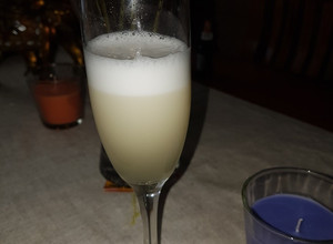 Una foto de Pisco sour con azúcar flor