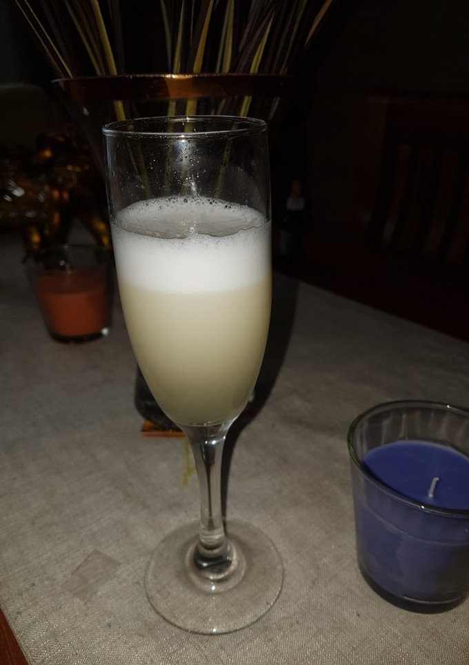 Una foto de Pisco sour con azúcar flor