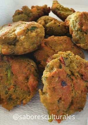Una foto de 🧆 🇮🇳 Pakoras de verduras by @saboresculturales
