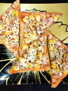 ब्रेड पिज़्ज़ा (bread pizza recipe in Hindi) रेसिपी मुख्य फोटो