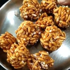 A picture of Puffed rice balls.