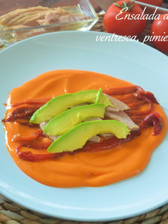 Una foto de Ensalada de salmorejo, ventresca, pimientos y aguacate. (Thermomix)