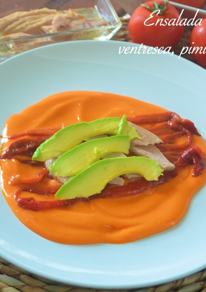 Una foto de Ensalada de salmorejo, ventresca, pimientos y aguacate. (Thermomix)