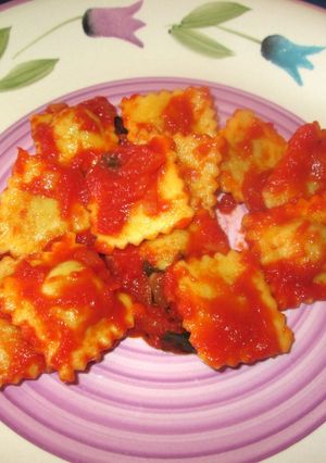 A picture of Raviolini with Tomato Sauce.