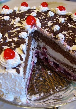 Una foto de Torta di ciliege della foresta nera (Torta de cerezas del bosque negro)
