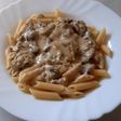 Macarrones con ajo negro, ajetes, setas y nata