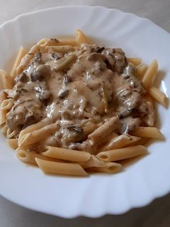 Una foto de Macarrones con ajo negro, ajetes, setas y nata