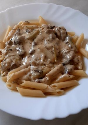 Una foto de Macarrones con ajo negro, ajetes, setas y nata