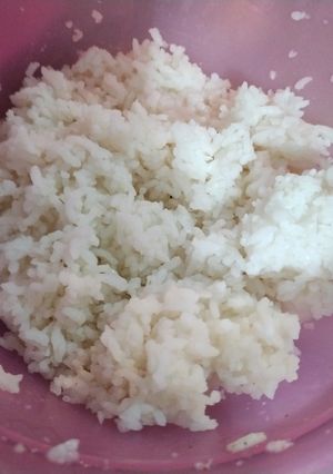 Una foto de Arroz al vapor en Tupperware y microondas