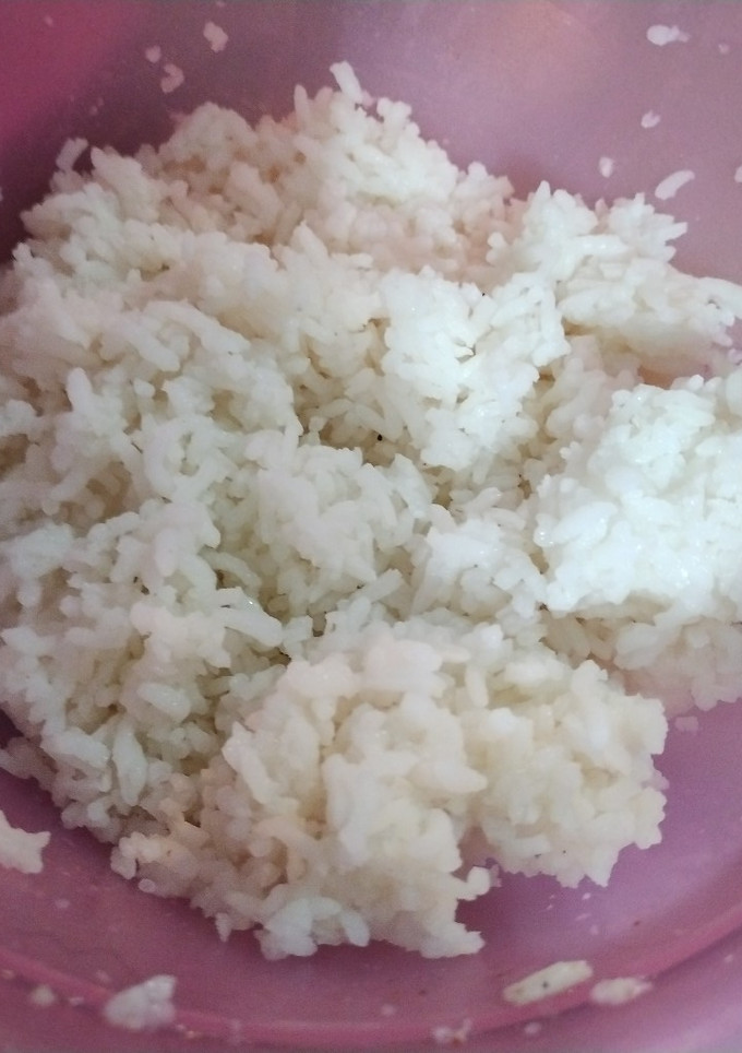 Una foto de Arroz al vapor en Tupperware y microondas