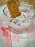 Vasitos de yogur de fresa con granada al ron