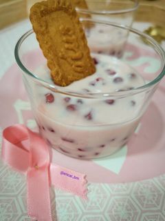 Una foto de Vasitos de yogur de fresa con granada al ron