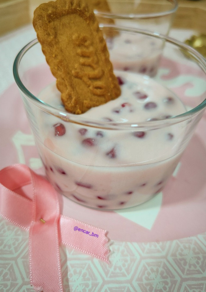 Una foto de Vasitos de yogur de fresa con granada al ron