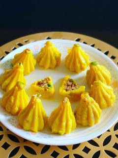 A picture of Modak stuffed with dates and dryfruits.