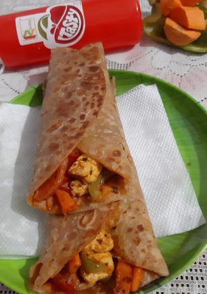 રોટી પનીર રોલ (Roti Paneer Rolls Recipe In Gujarati) રેસીપી મુખ્ય ફોટો