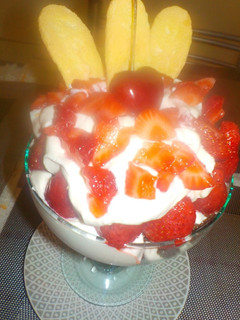 Una foto de Copón surtido con crema chantilly