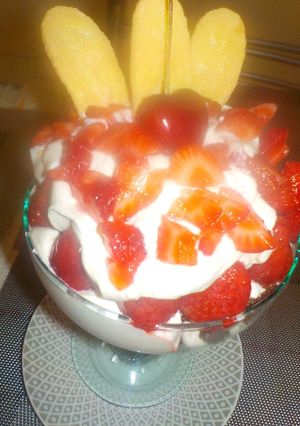 Una foto de Copón surtido con crema chantilly