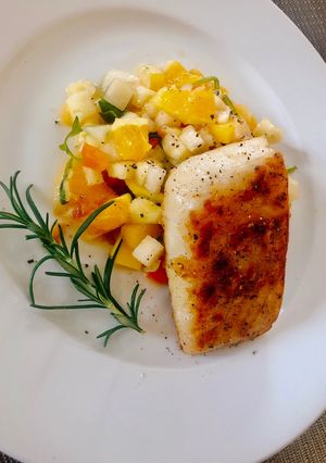 Hình của món Cá tuyết áp chảo - salad trái cây 🐟 🍏🍐🍊🫑🍑🥭.