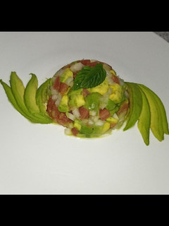 Una foto de Tartare de tomate y aguacate