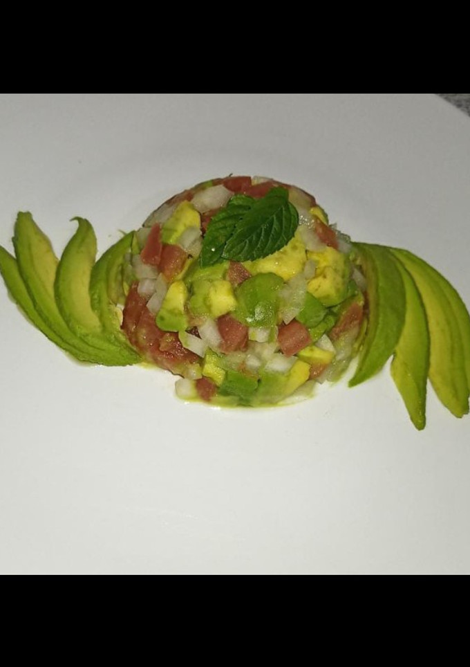 Una foto de Tartare de tomate y aguacate