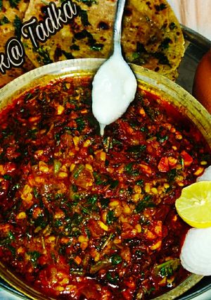 લહસુની દાલ પાલક (Lahsuni Dal Palak Recipe In Gujarati) રેસીપી મુખ્ય ફોટો