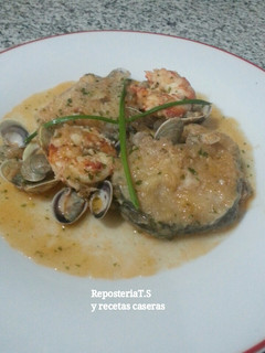 Una foto de Merluza en salsa con almejas y gambas