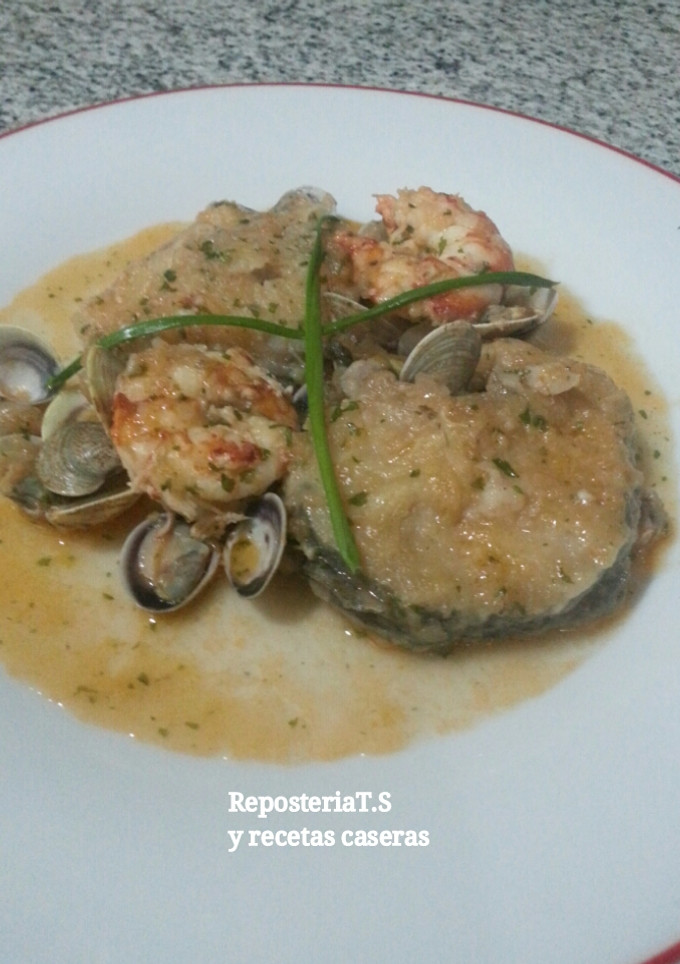 Una foto de Merluza en salsa con almejas y gambas