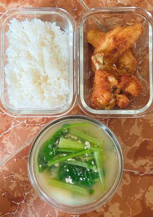 Hình của món Cơm ngon nhà Huý 🏡: Gà chiên giòn - Canh cải ngọt nấu tôm.