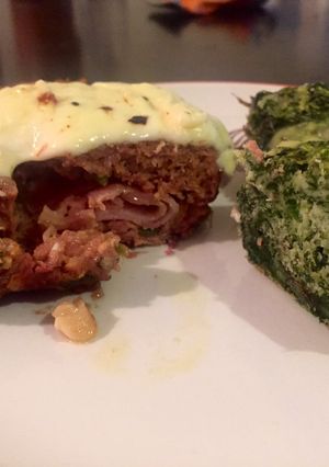 Una foto de Hamburguesa rellena y budincitos de acelga