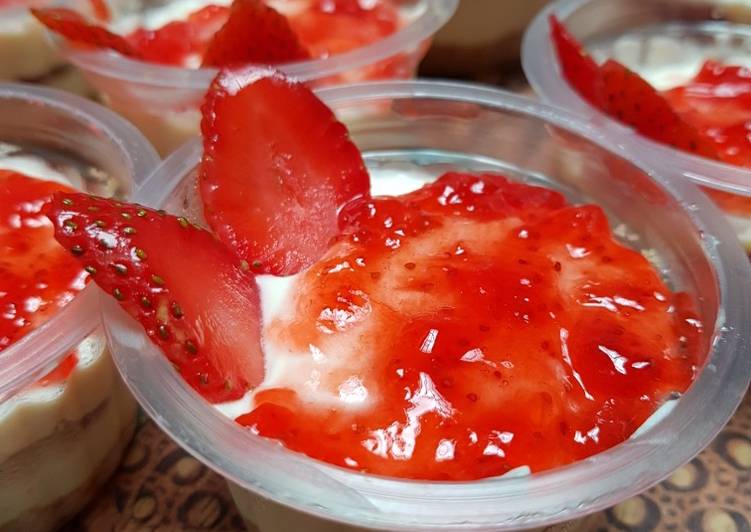 Langkah Mudah untuk Menyiapkan Strawberry Cheese Cake (No Baked) yang Lezat