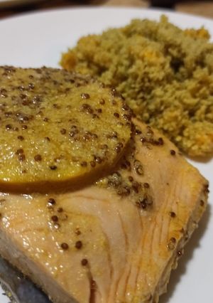 Una foto de Salmón con Naranja y Couscous de Mango