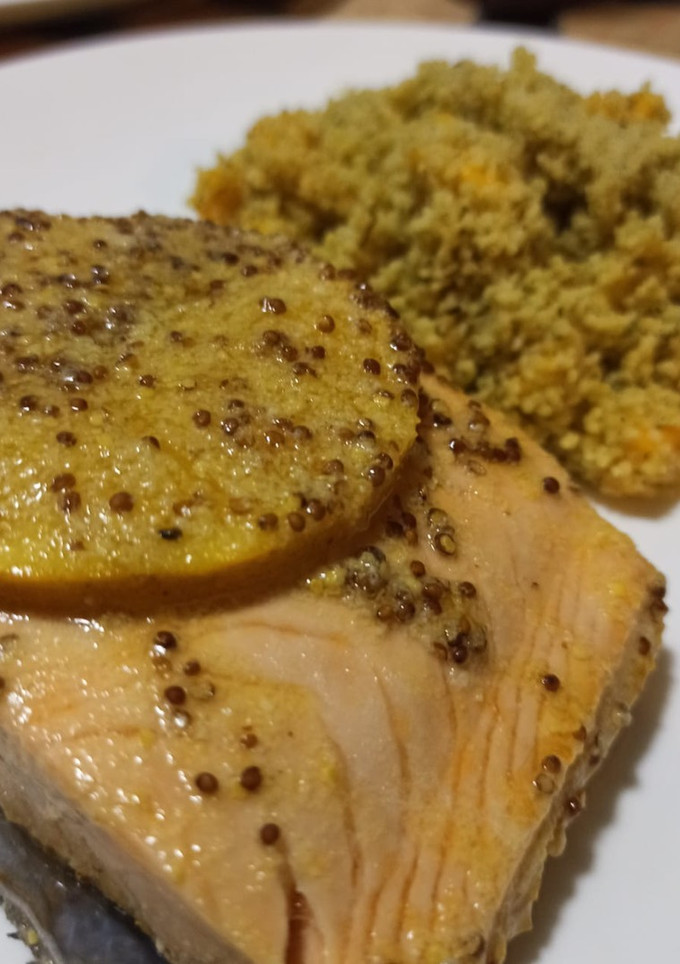 Una foto de Salmón con Naranja y Couscous de Mango