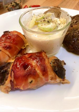 Májas - gombás göngyölt csirke bacon kabátban, májtócsnival recept fotója