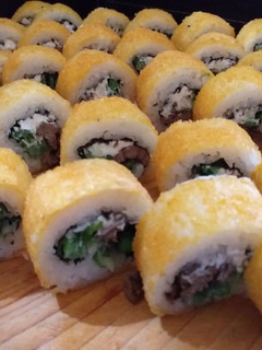 Una foto de Sushi con carne posta rosada en panko