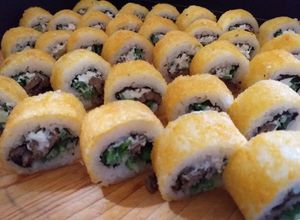 Una foto de Sushi con carne posta rosada en panko