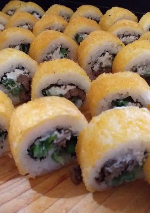 Una foto de Sushi con carne posta rosada en panko