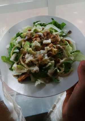 A picture of Avo and mushroom salad.