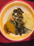 Variedad de puré con carne y salsa blanca