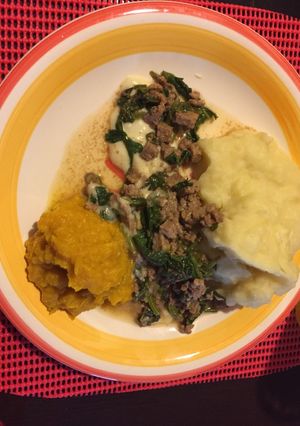 Una foto de Variedad de puré con carne y salsa blanca